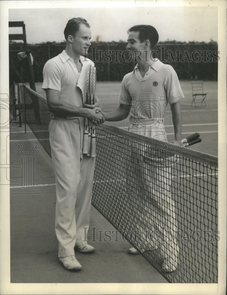 Press Photo Gene Mako congratulates Wayne Sabin after Florida tennis tournament- Historic Images