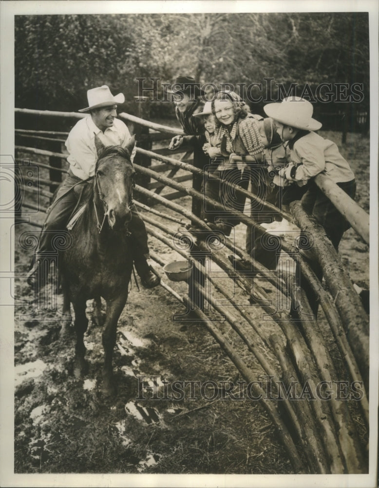 1941 Press Photo Dolph Camilli First Baseman Brooklyn Dodgers with Family - Historic Images