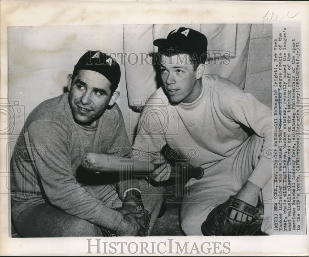 1951 Press Photo Gil McDougald chats with Yogi Berra Yankee&#39;s Catcher- Historic Images