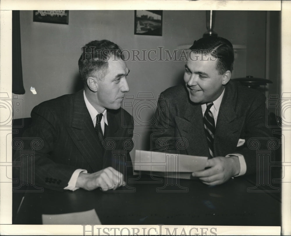 1943 Press Photo WIilliam D.Cox, N.Y Sportsman signed agreement from Ford Frick - Historic Images