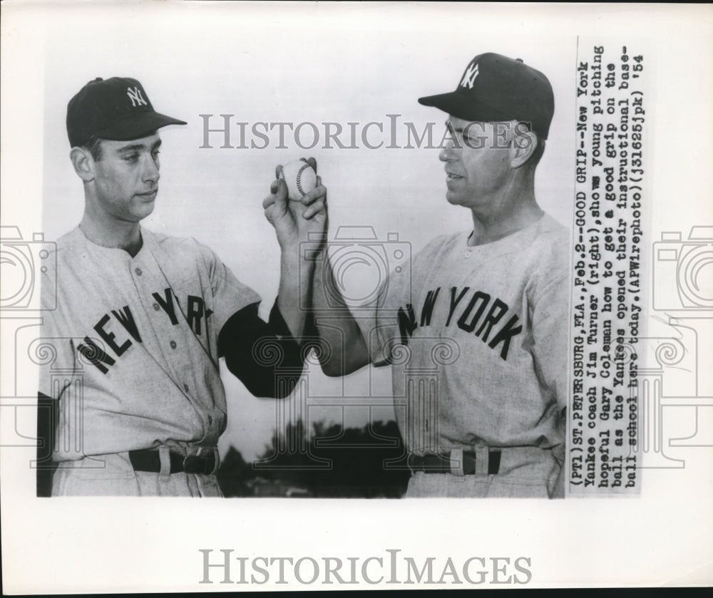 1954 Press Photo Jim Turner shows Gary Coleman how to get to grasp the ball- Historic Images