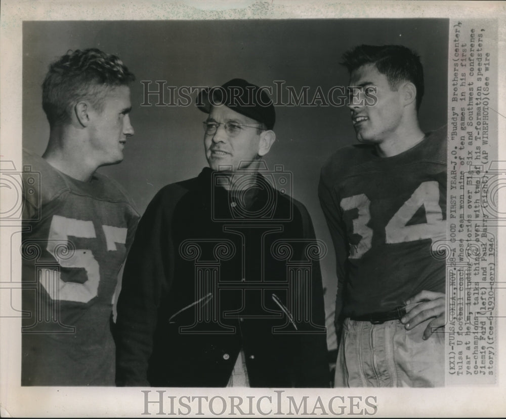 1946 Press Photo J.O. Brothers of Tulsa U Football Coach talked with his players- Historic Images