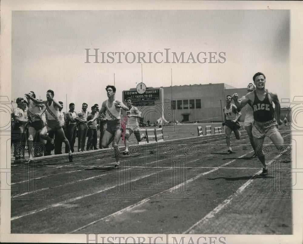 1945 Press Photo George Walmsley of Rice breaks the tape in 100 Yard Dash. - Historic Images