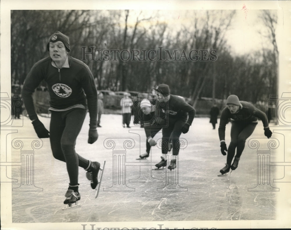 1942 Press Photo Ken Bartholomew crosses speed skating finish line - sbs09515 - Historic Images