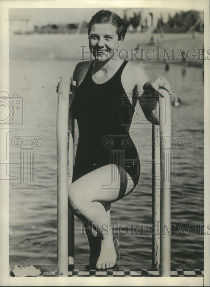 1930 Press Photo Lisa Lindstrom prepares for national swimming championship- Historic Images