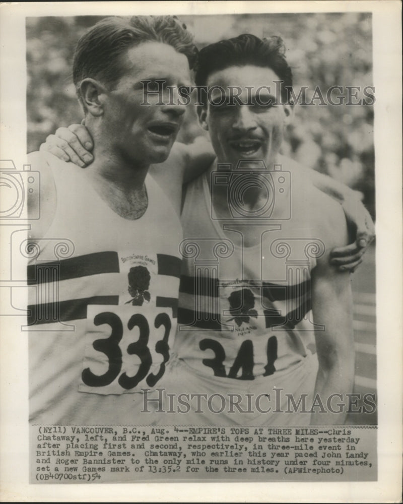 1954 Press Photo Chris Chataway and Fred Green in British Empire Games.- Historic Images