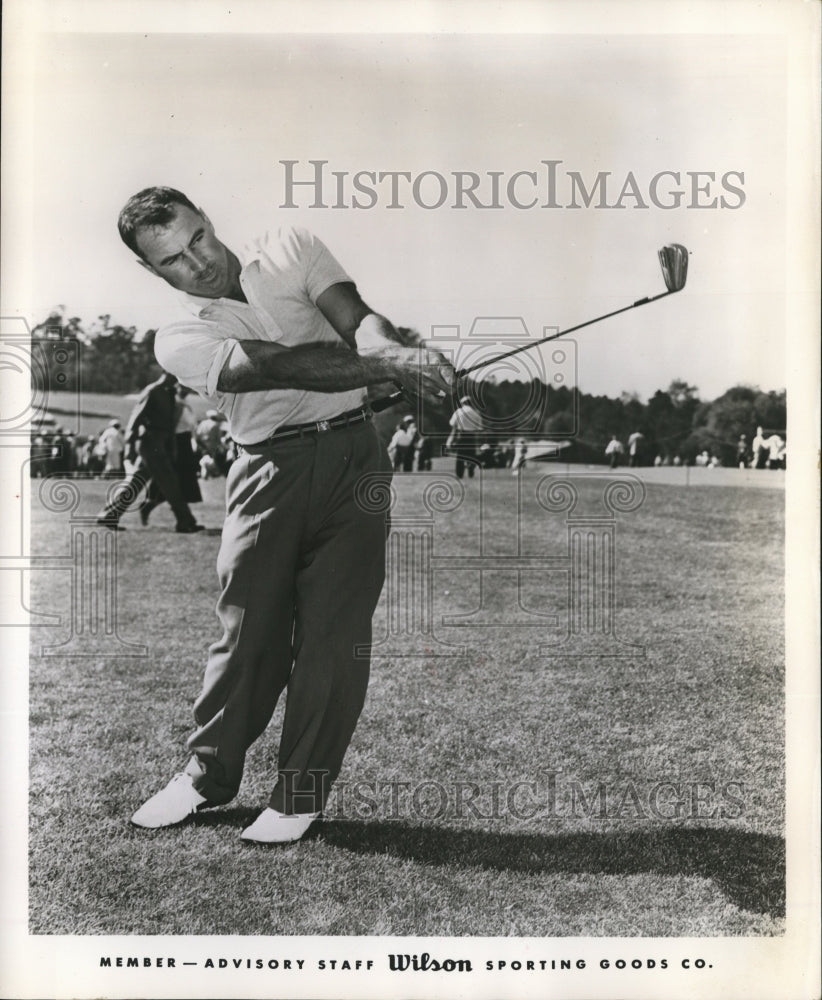 Press Photo Golf player swings putt - sbs09969 - Historic Images
