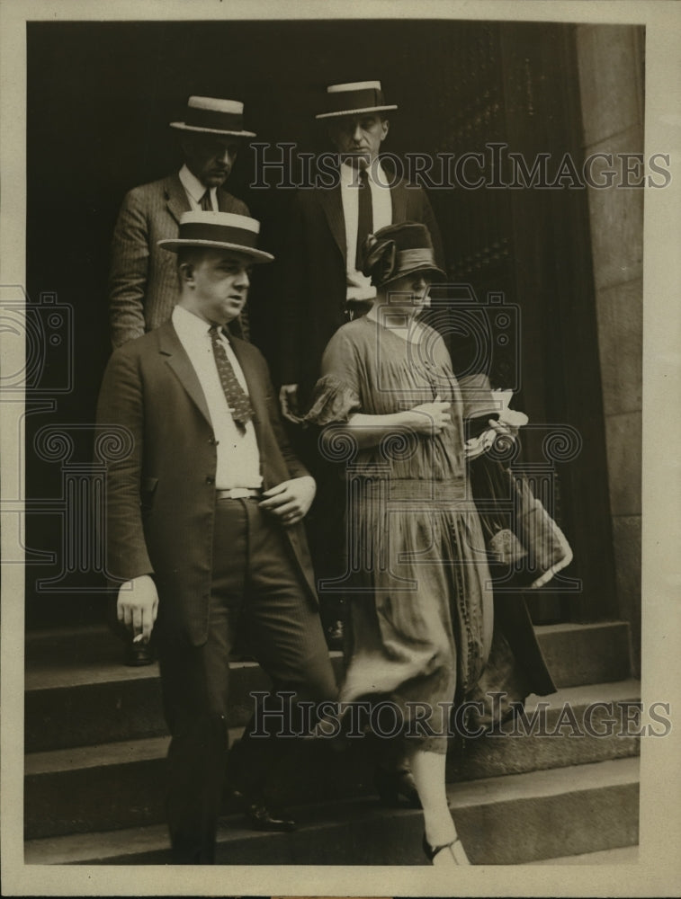 1924 Press Photo Mrs Stewaart McMullin & detective John Dempsey at NYC trial-Historic Images