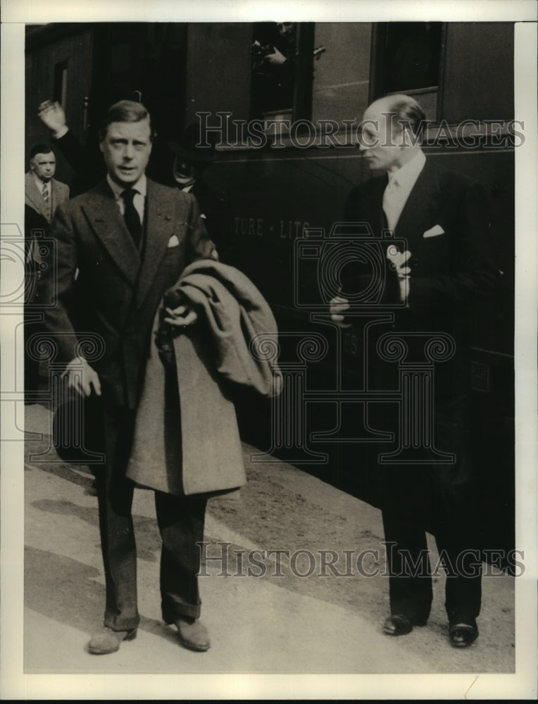 1937 Press Photo Former King of Britian now Duke of Windsor at Verneuil France-Historic Images