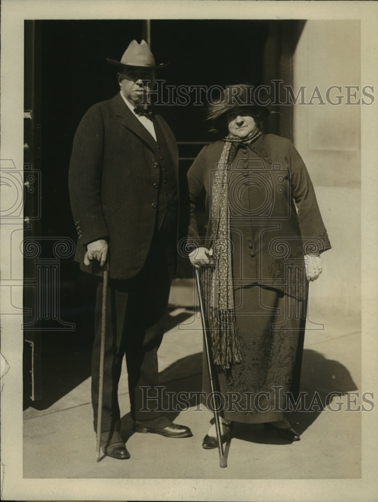 1924 Press Photo Press agent &amp; author Nellie Revelle &amp; friens Irvin Cobb - Historic Images