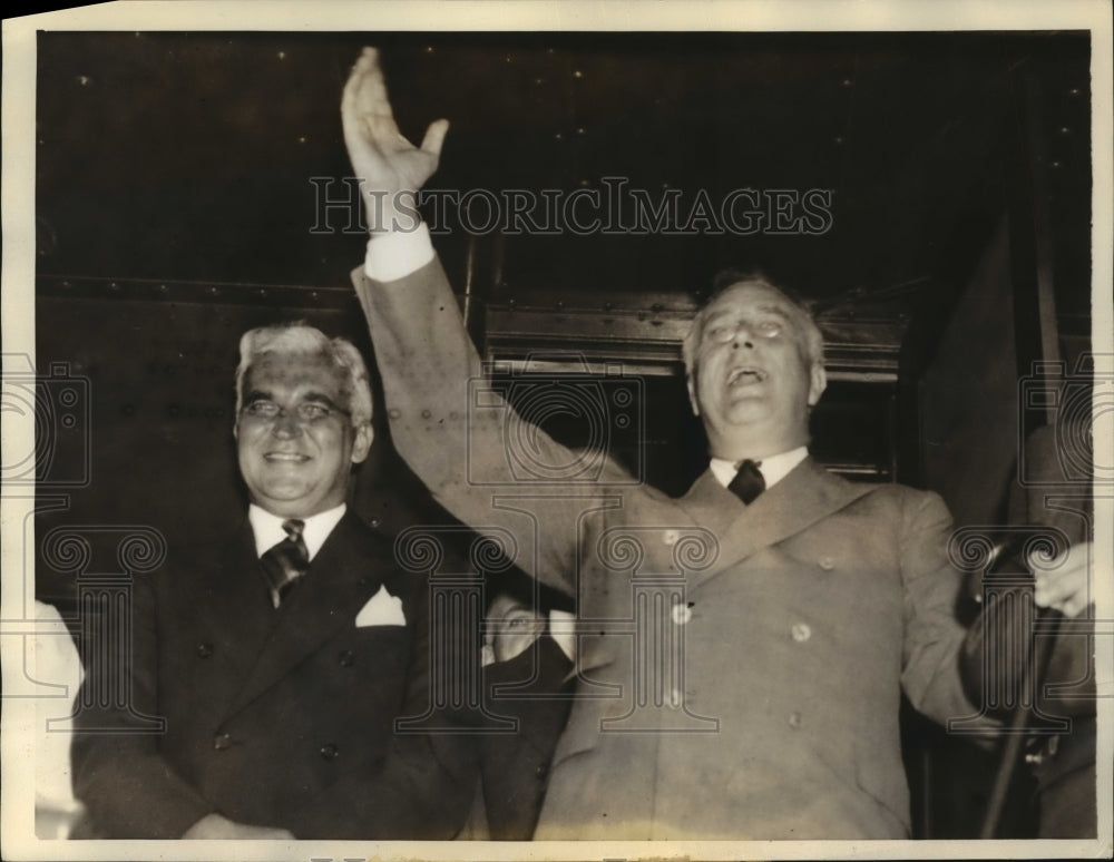 1935 Press Photo President Roosevelt, Paul McNutt waves a greeting to Indianans-Historic Images