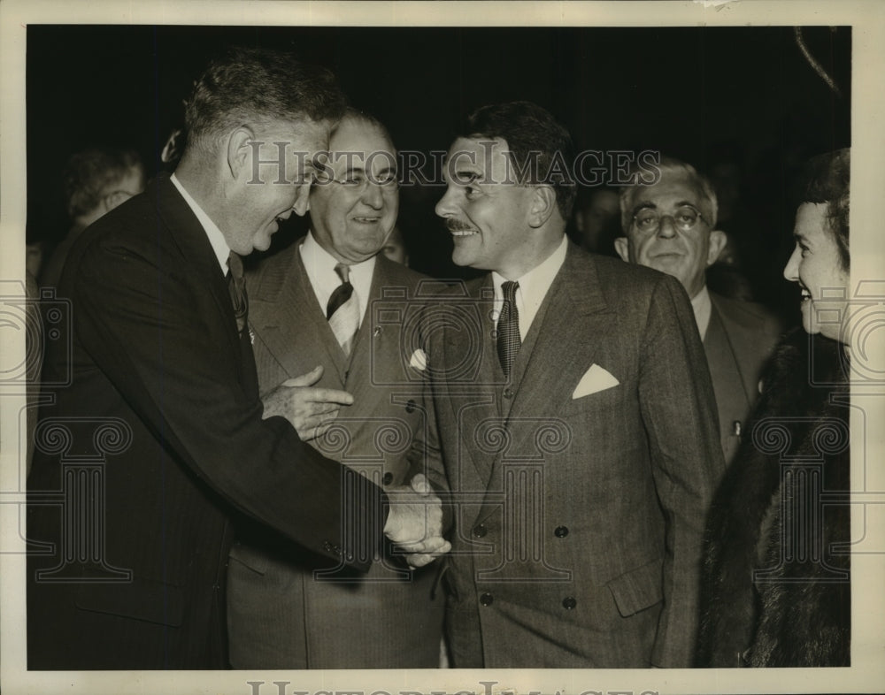 1940 Press Photo Rep. Bruce Barton congratulated by Thomas Dewey - Historic Images