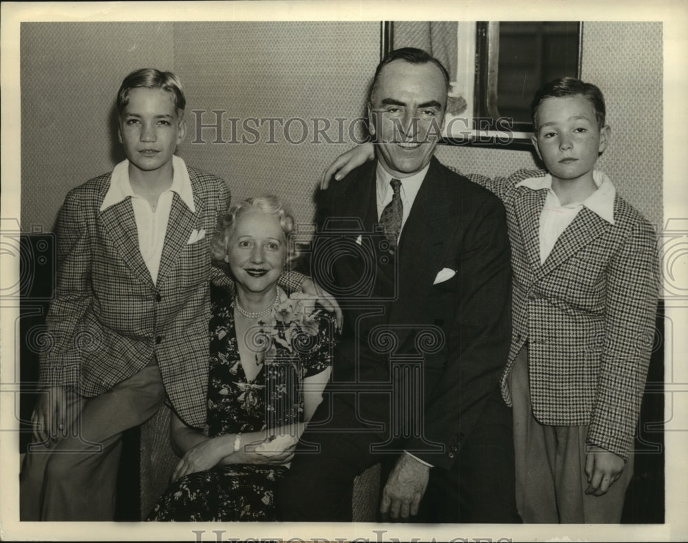 1938 Press Photo Edward V. Rickenbacker with family on the S.S. Paris- Historic Images