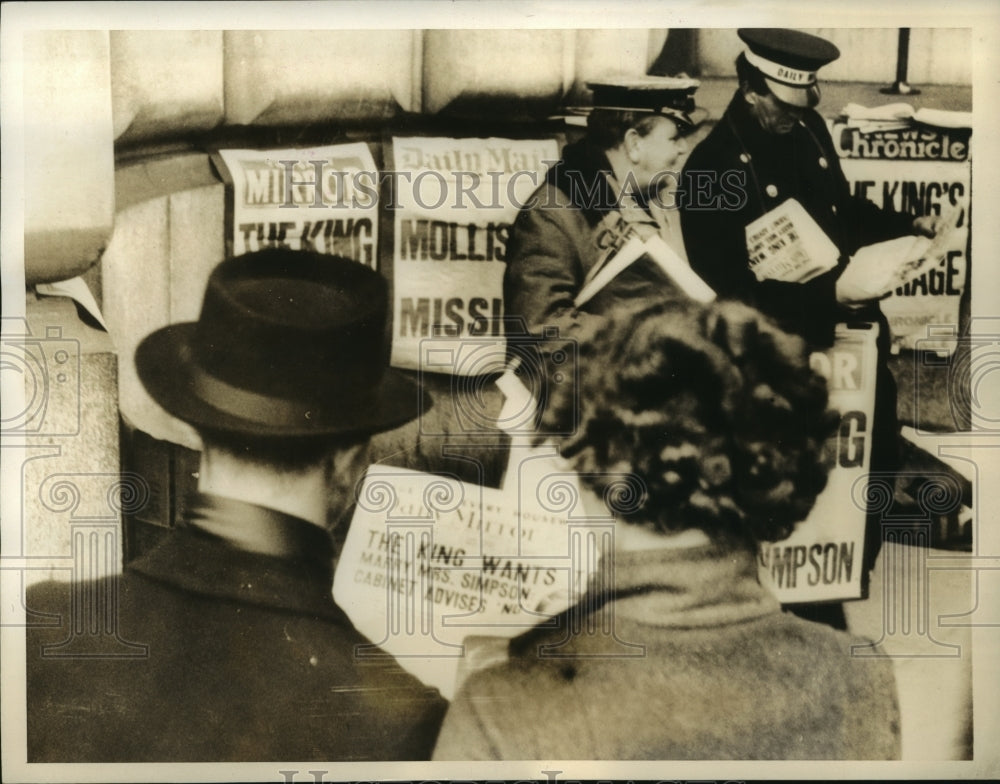 Press Photo Londoners read of King Edward wanting to wed W Simpson - Historic Images