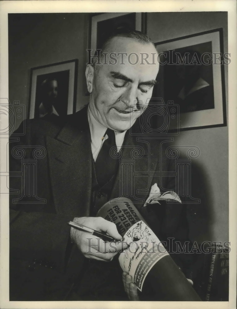 1944 Press Photo Captain Eddie Rickenbacker ace pilot of WWI at NYC - sbx01594- Historic Images