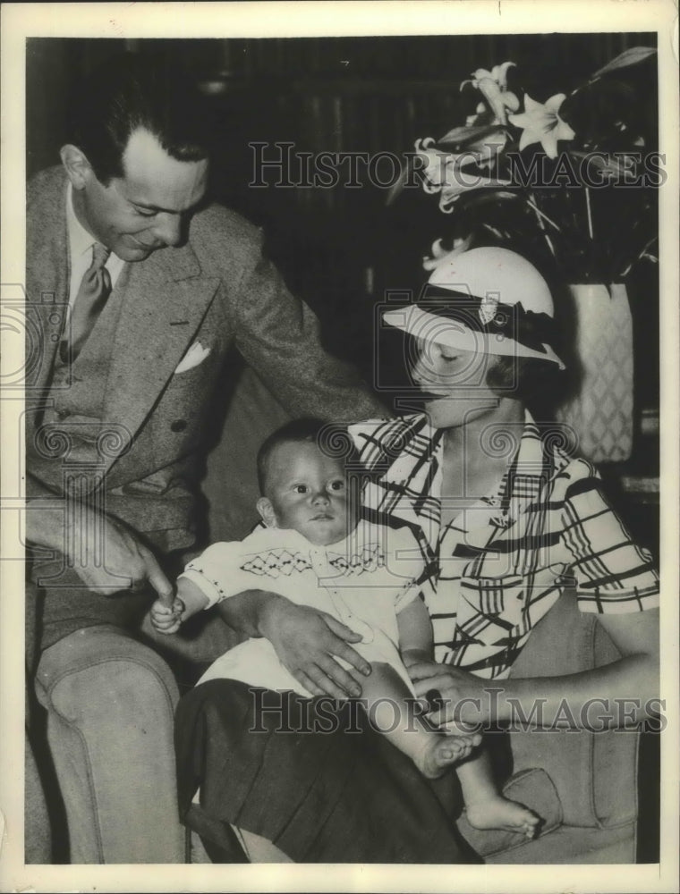 1939 Press Photo Mr &amp; Mrs Raymond Masssey &amp; baby in London - Historic Images