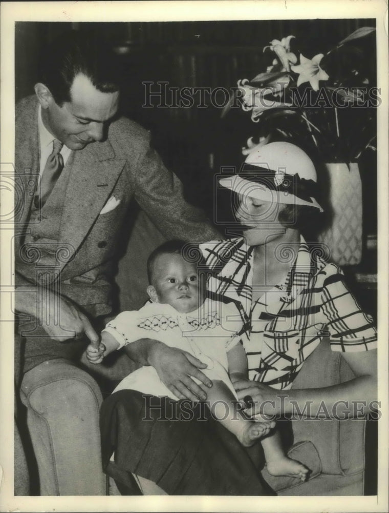 1939 Press Photo Mr & Mrs Raymond Masssey & baby in London - Historic Images