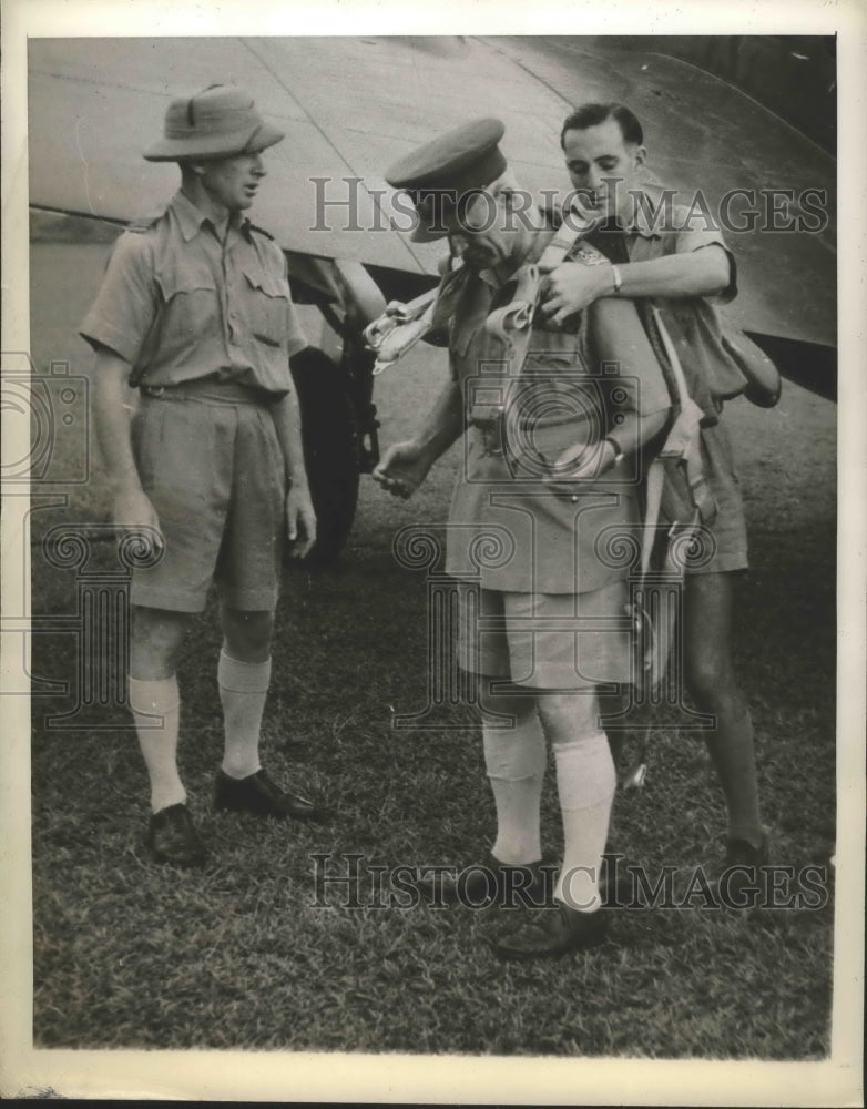1942 Press Photo Gen Sir Archibald Wavell & parachute for flight inspection-Historic Images