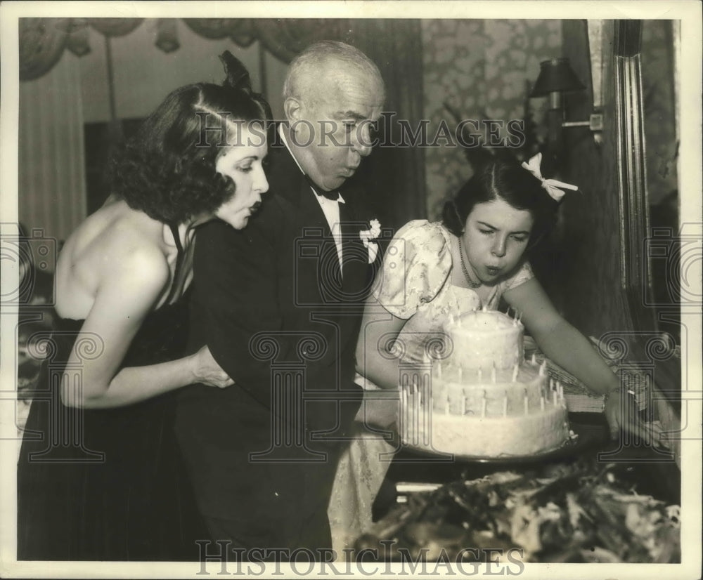 1940 Press Photo columnist Arthur &quot;Bugs&quot; Baer celebrates 54th birthday w/family - Historic Images
