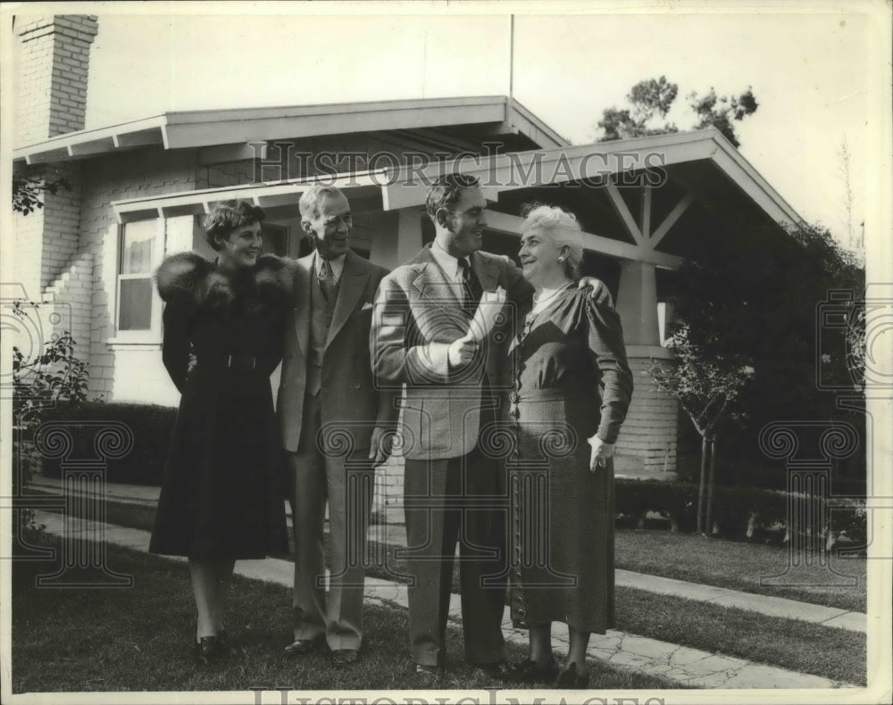 1937 Press Photo Pat O'Brien & wife, mom & dad Mr & Mrs WJ O'Brien - sbx02388- Historic Images