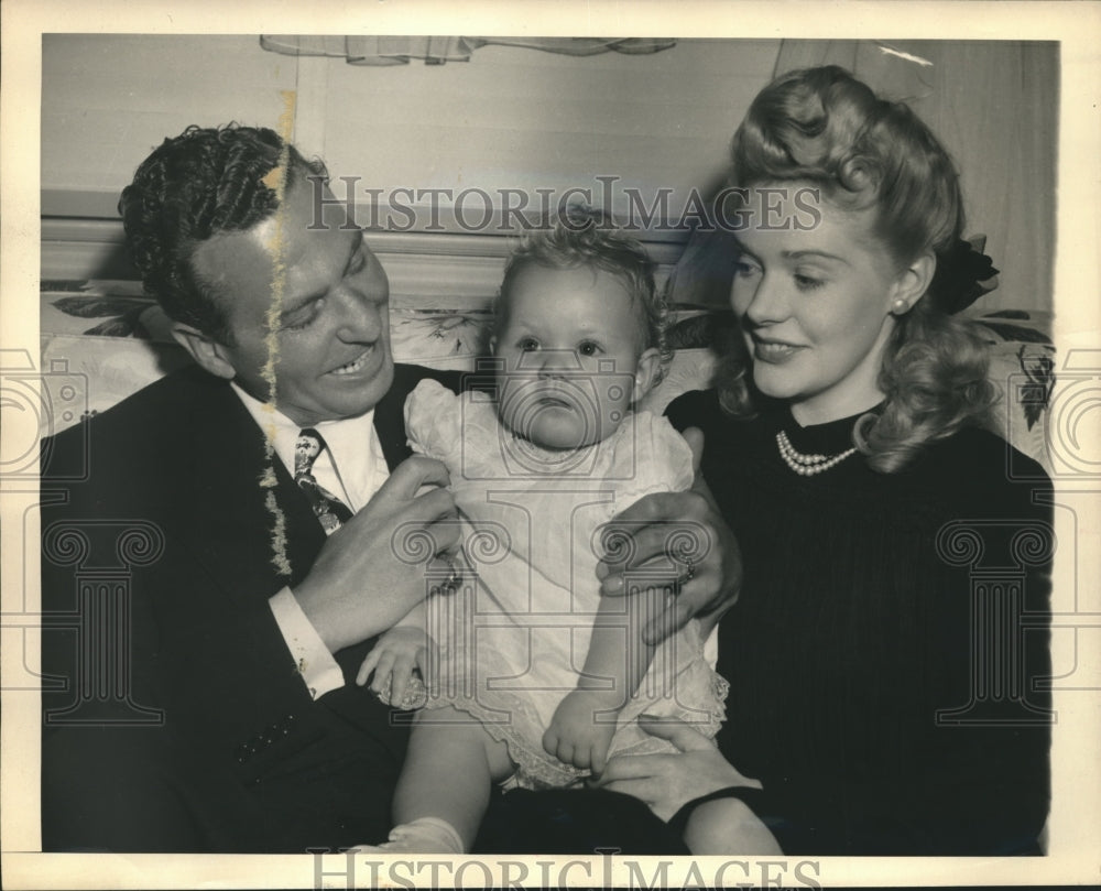 1943 Press Photo Alice Faye & hubby Phil Harris with their daughter, Alice- Historic Images