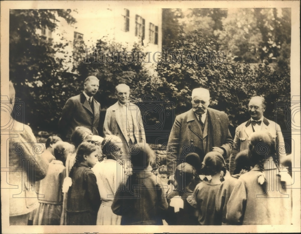 1933 Press Photo Pres. Paul Von Hindenburg visits Bavarian school children - Historic Images
