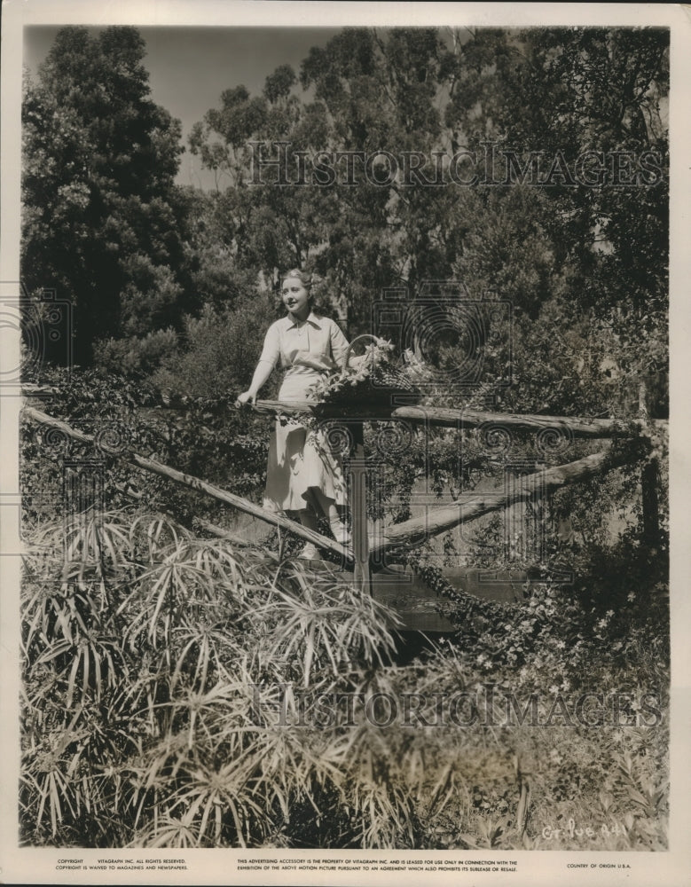 Press Photo Genevieve Tobin The Goose and the Gander Collects flowers - Historic Images