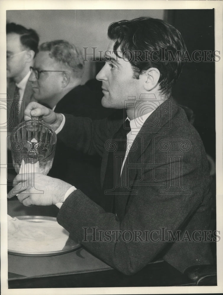 1935 Press Photo Francis Lederer in Superior Court as Witness in Piracy case - Historic Images
