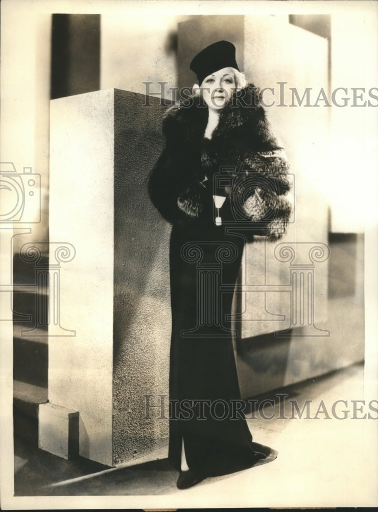 1934 Press Photo Wynne Gibson Screen Star dressed for dinner in New York - Historic Images