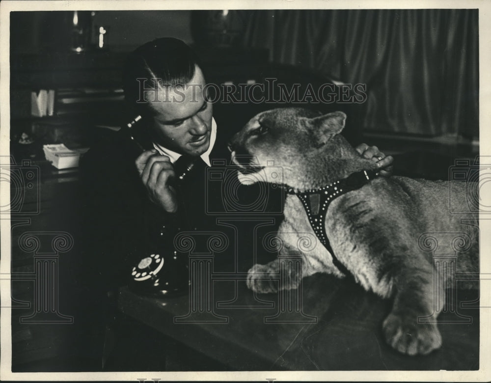 1931 Press Photo Homer Snow & Bruce the Mountain LiononPhone call - sbx03775-Historic Images