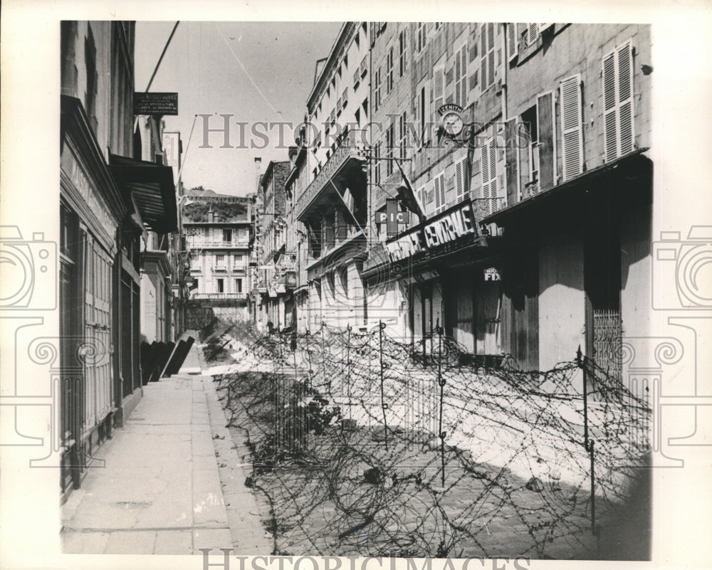 1944 Press Photo Thick barbed wire entanglements in streets of Avranches - Historic Images