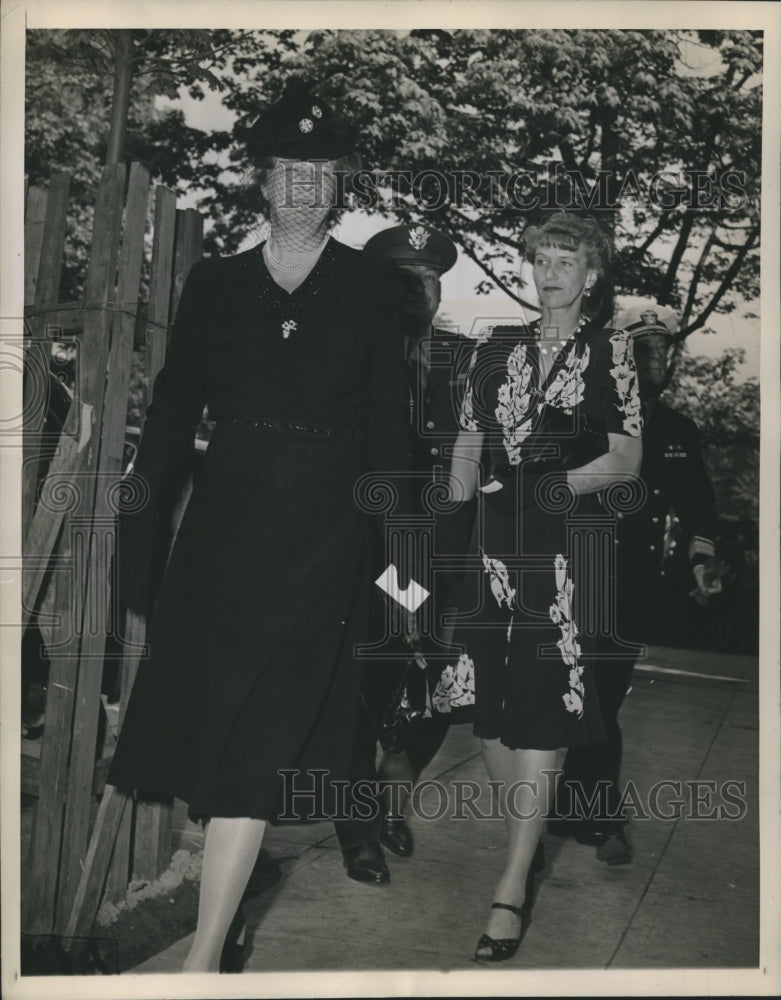 1944 Press Photo Mrs. Franklin D. Roosevelt and Anna Boettiger arrive at Funeral - Historic Images