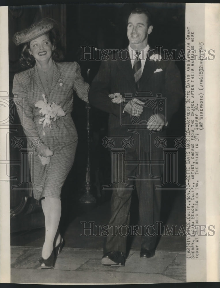 1945 Press Photo Bette Davis & William Grant after their wedding at Mission Inn-Historic Images