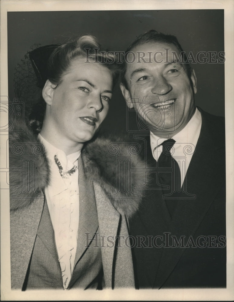 1943 Press Photo Victor McLaglen and Suzanne Rockefeller Brueggmann Get Married - Historic Images