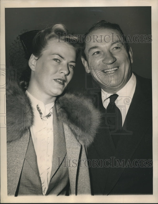 1943 Press Photo Victor McLaglen and Suzanne Rockefeller Brueggmann Ge ...