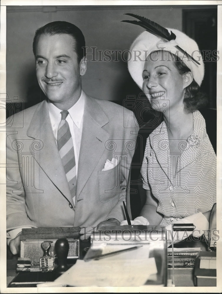 1940 Press Photo Barnes, Frankovich smile as they apply for a marriage license - Historic Images