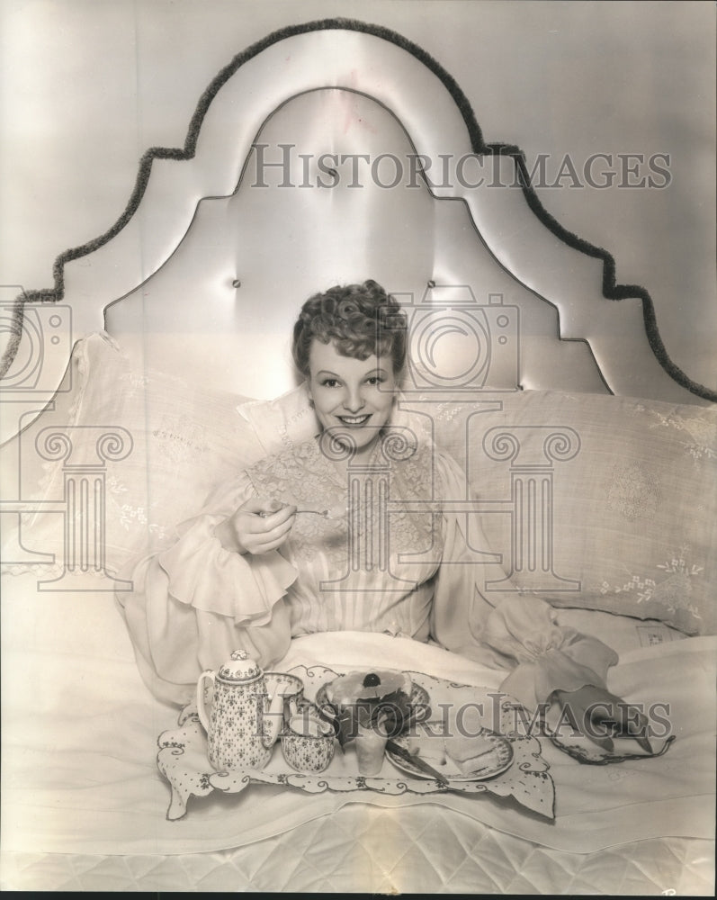 Press Photo Anna Lee gets breakfast in bed in &quot;My Life With Caroline&quot; - Historic Images
