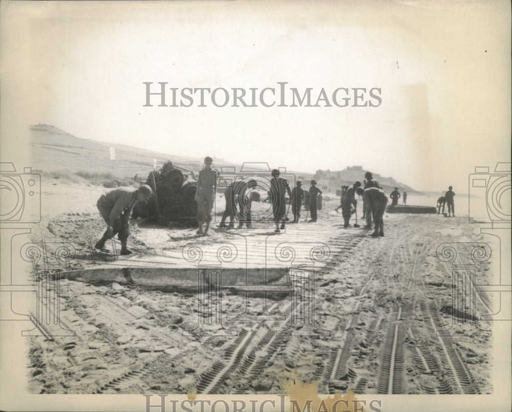 1943 Press Photo U.S. Engineers construct road on Sicilian Beach - Historic Images