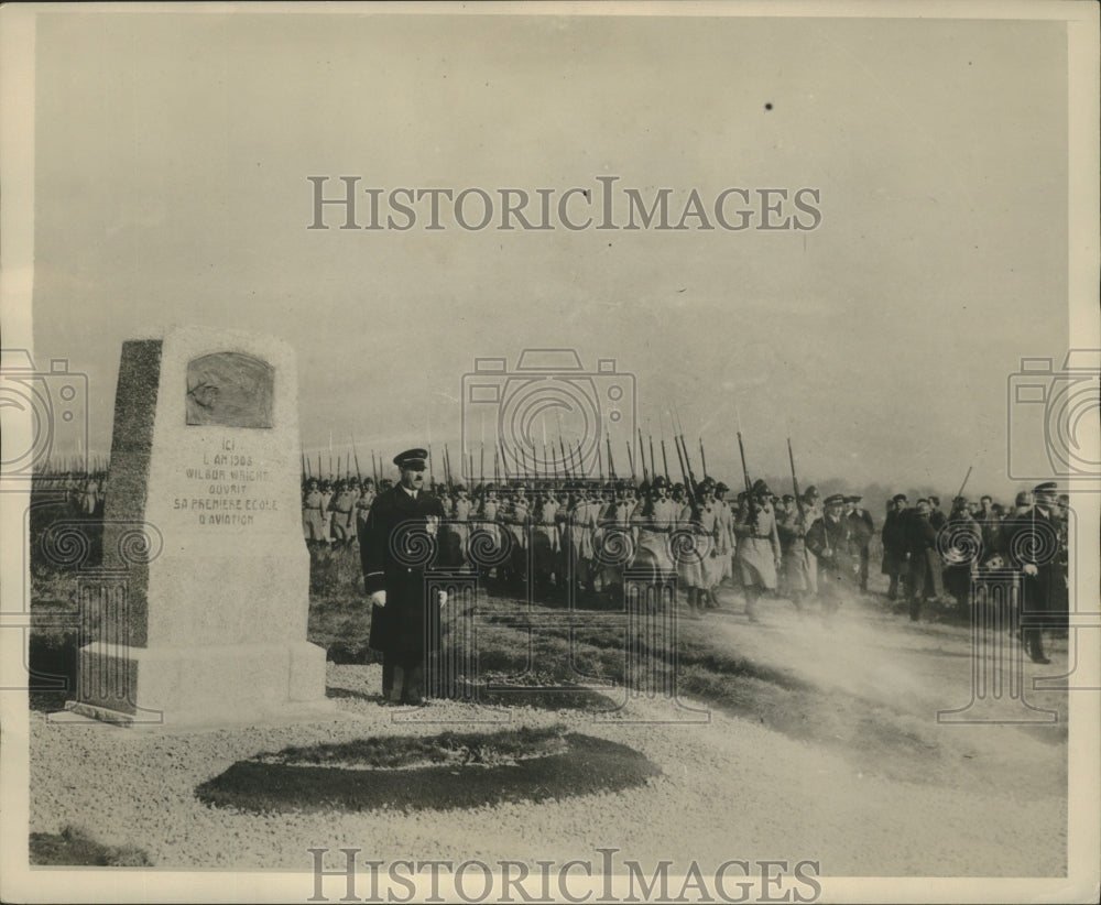 1932 Press Photo French Soldiers at Dedication monument to Wright Brothers - Historic Images