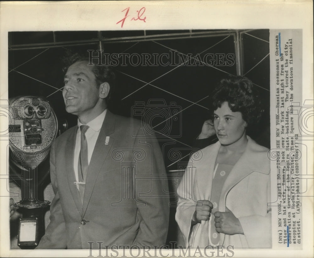 1962 Press Photo Gherman Titov, wife Tamara look over New York - sbx04480-Historic Images