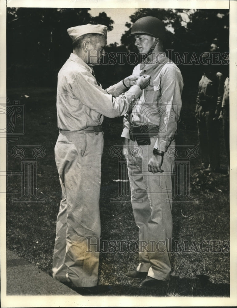 1943 Press Photo Adm.William Halsey decorates Lt. Col. Samuel Griffith-Historic Images