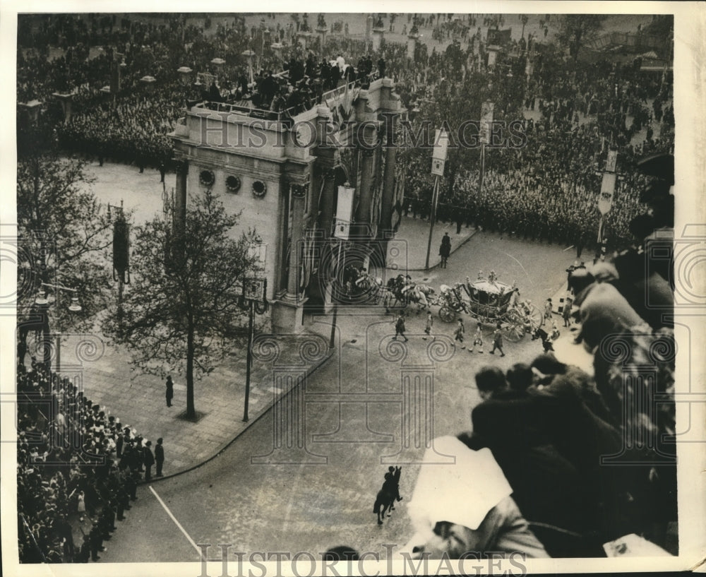 1939 Press Photo Royal Cch of State passes through marble arch - sbx05098-Historic Images