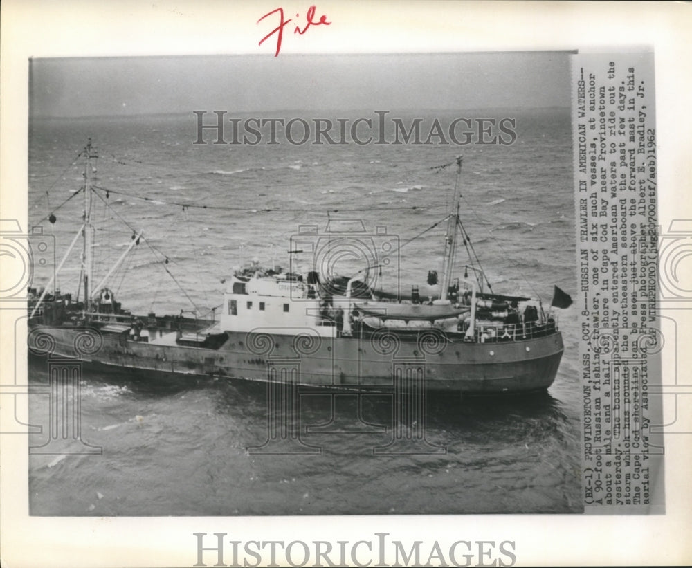 1962 Press Photo Russian fishing trawler at anchor off Cape Cod during storm - Historic Images
