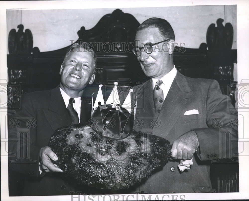 1955 Press Photo Sen. Albert Gore and Sen. Estes Kefauver holding Tennessee ham-Historic Images