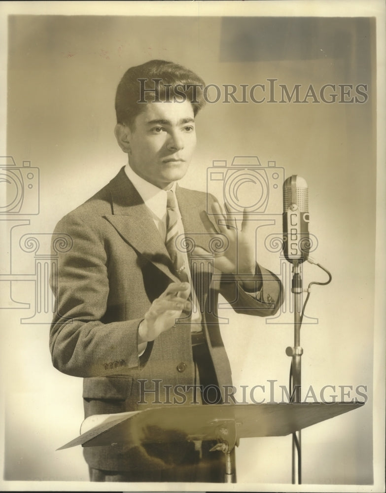 Press Photo Izler Solomon Leads Chicago Women&#39;s Symphony - sbx05856- Historic Images