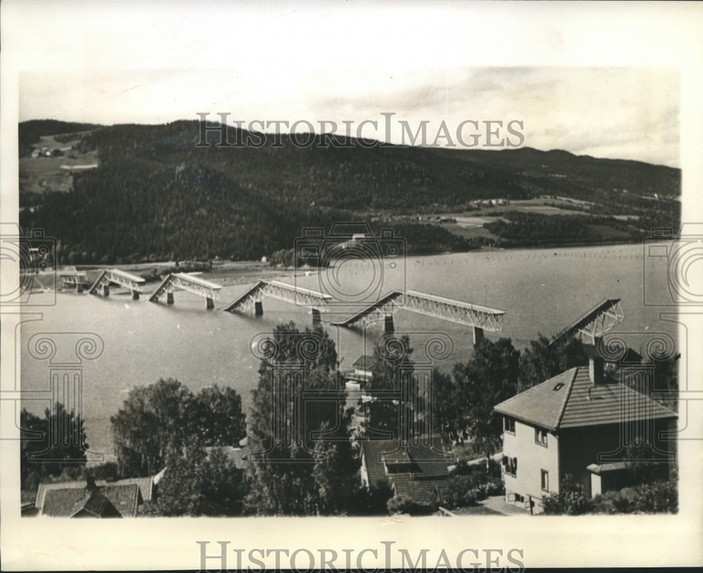 1940 Press Photo Norwegian Soldiers Destroy Bridge On Lake Mjosen During Retreat-Historic Images