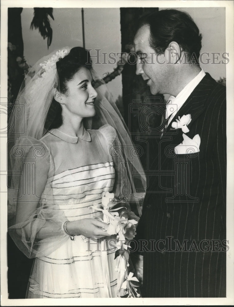 1940 Press Photo Broderick Crawford actor weeds Kay Griffith in Van Nuys Calif - Historic Images