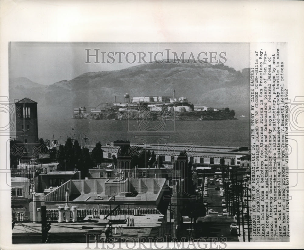 1962 Press Photo Hills of Angel Island Serve as Backdrop for Alcatraz Prison-Historic Images