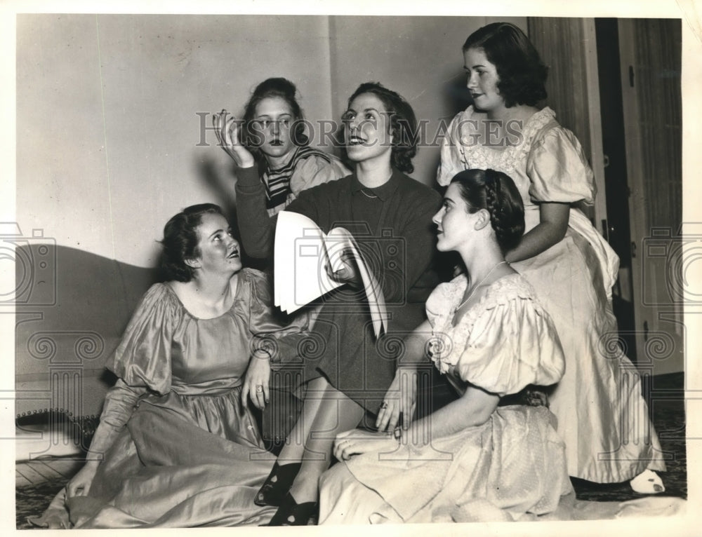1937 Press Photo Ethel Barrymore Colt & group of Beaver College students in PA - Historic Images