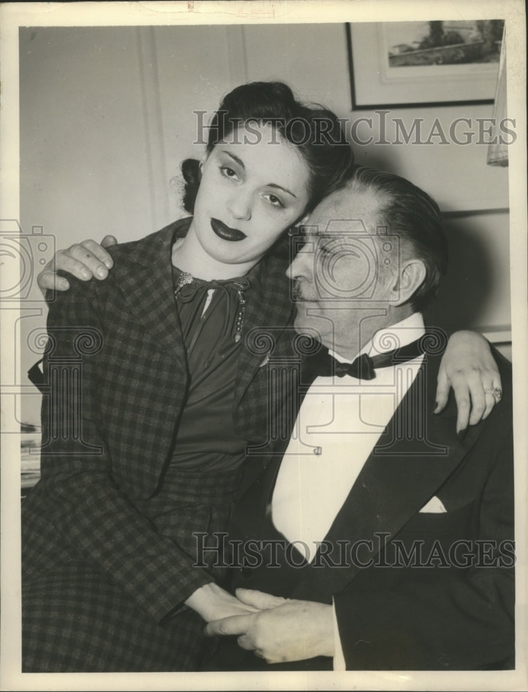 1980 Press Photo John Barrymore And Elaine Barrie Pictured In A Hotel Suite- Historic Images